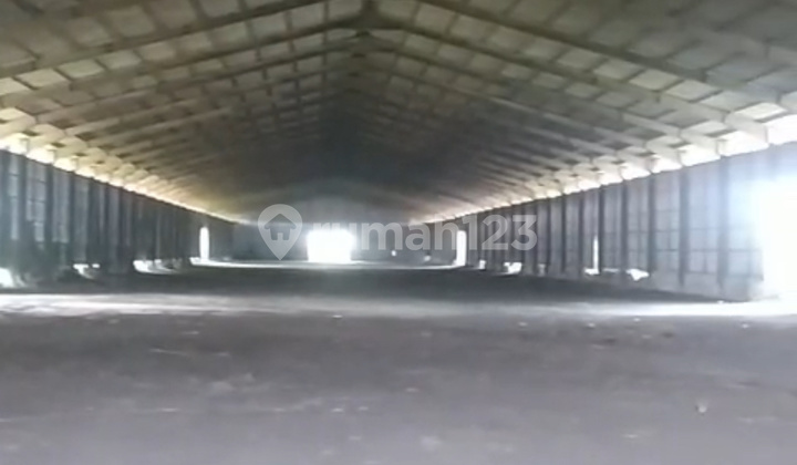 Gudang Strategis Pinggir Jalan Dekat Akses Tol