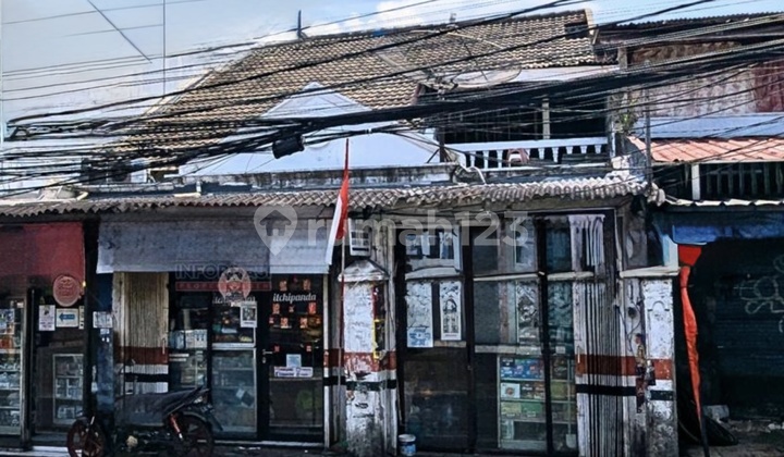 Old house for sale along with 3 kiosks, strategic location. 1