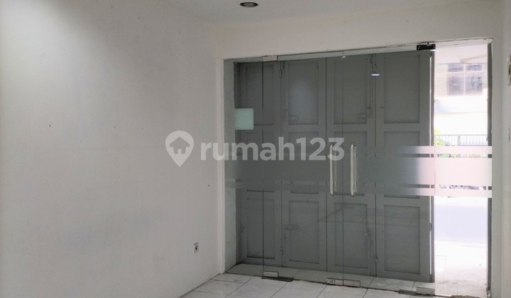 Disewakan Ruang Usaha Jl. Cihampelas, Lokasi Strategis !!