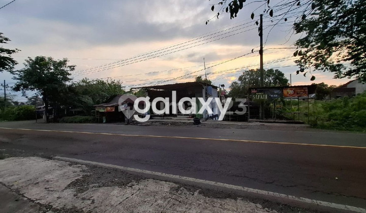 Ready-to-use warehouse with a 3-ton hoist crane near the Menganti toll road, West Surabaya.