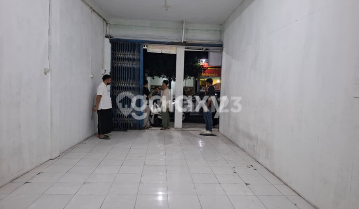 Ready-to-use Zero Road shop house in West Menganti, Surabaya. Ready-to-use Zero Road shop house in West Menganti, Surabaya.