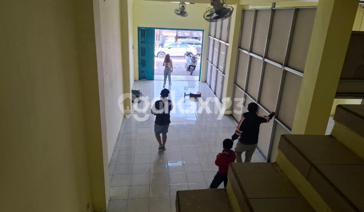 Ready-to-use shophouse in a densely populated strategic location, West Surabaya. Ready-to-use shophouse in a densely populated strategic location, West Surabaya.
