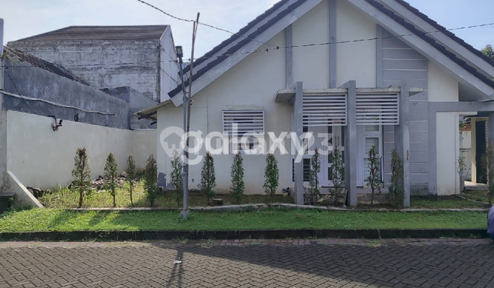 Beautiful house + furnished in Puri Safira Menganti, West Surabaya. Beautiful house + furnished in Puri Safira Menganti, West Surabaya.