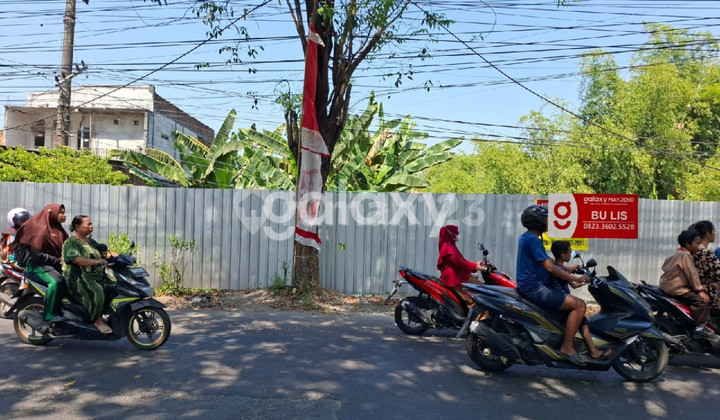 Strategic land location near the highway, ready for any business use.