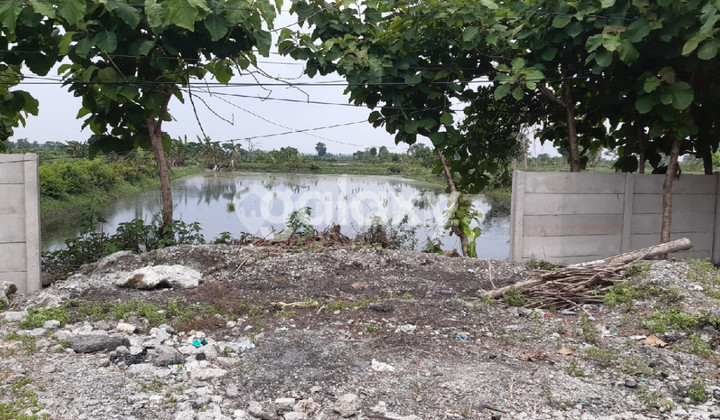 Land on the roadside near the gas station, suitable for any business.