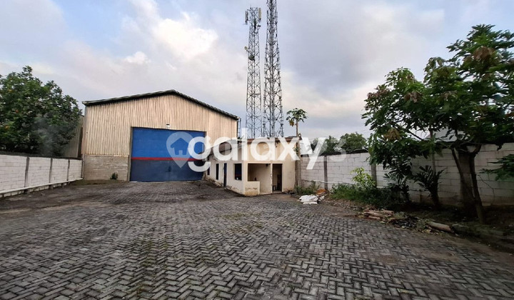 Ready-to-use warehouse with a 3-ton hoist crane near the Menganti toll road, West Surabaya.