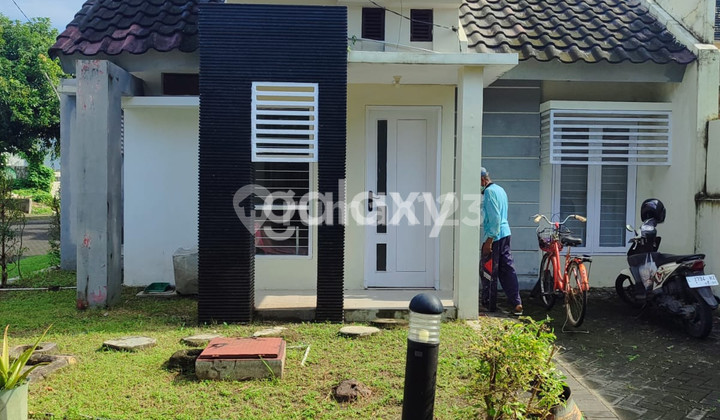 Puri Safira House strategically located near the West Sumo Surabaya toll road. 2