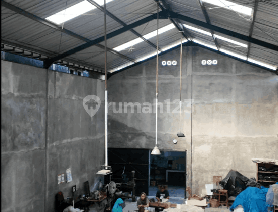 Bangunan Luas Sebagai Rumah Tinggal Dan Ruang Kerja Serta  Showro