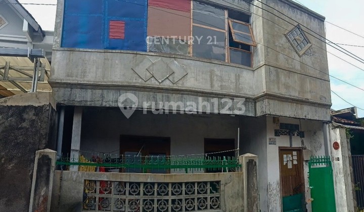 3-Storey House 500 Meters from Mojosongo Market, Suitable for Residence. 3-Storey House 500 Meters from Mojosongo Market, Suitable for Residence.