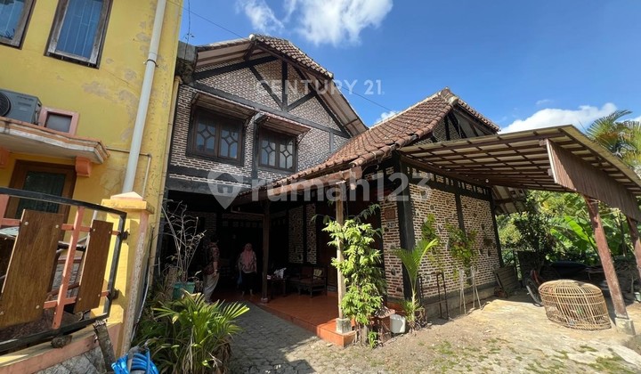 3-Story House with a Hall in Banguntapan, Bantul 1