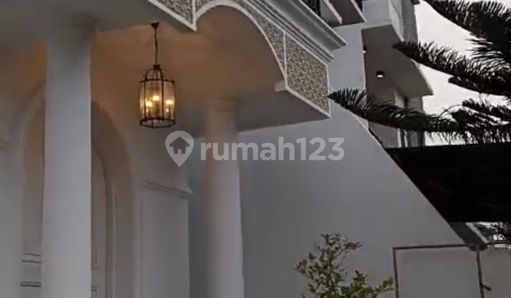 Rumah Mewah Bergaya American Classic Style - Modernland Tangerang