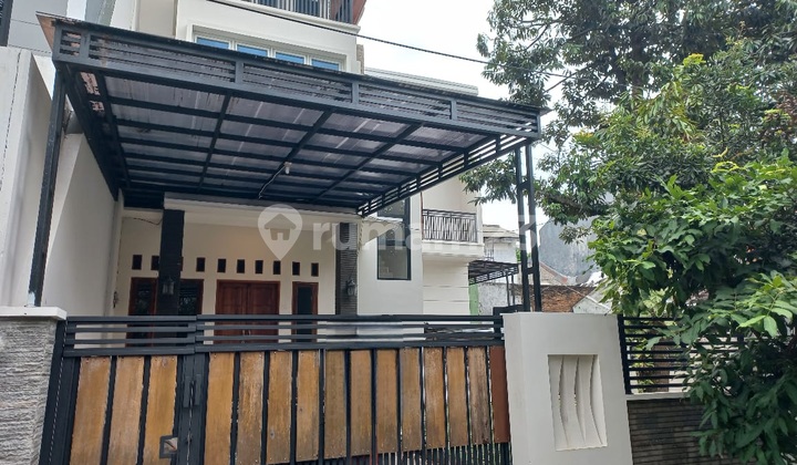 Dijual Cepat Rumah 2,5 Lantai Rapi Siap Huni Posisi Hoek di Cluster Mahoni Taman Royal 1 Tangerang