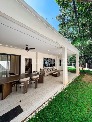 [For Sale]: Hook Position, 2-Storey Building, Spacious Yard and Balcony.