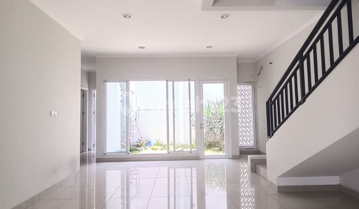 Amanda's Summarecon Bdg House Has Front and Back Garden 3 Bedrooms Area 128/133 Sma12-03 2
