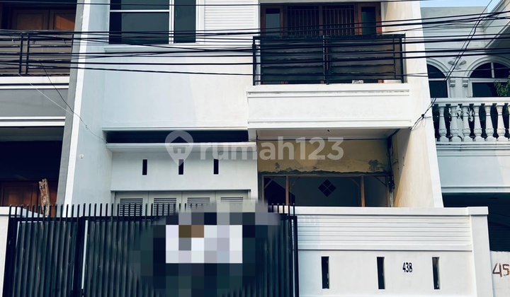 Rumah Bagus 3 Lantai Tomang