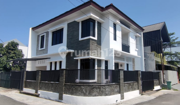 Rumah Hook Minimalis 2 Lantai - Logam Sayap Buah Batu