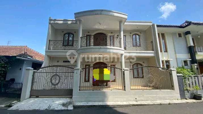 Rumah 2,5 Lantai Cantik Elegant di Lokasi Strategis