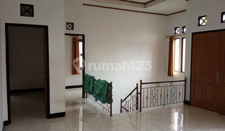 Rumah Keluarga 2 Lantai di Sarijadi Raya 2