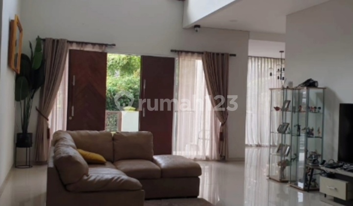 Jual Rumah Mewah Pusat Kota Nyaman Jl. Mandolin Jual Rumah Mewah Pusat Kota Nyaman Jl. Mandolin