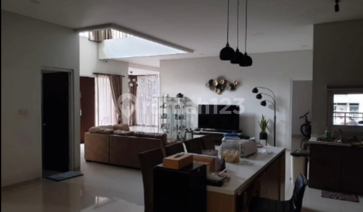 Jual Rumah Mewah Pusat Kota Nyaman Jl. Mandolin 2