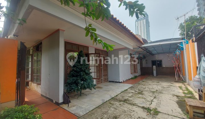 Rumah Hoek Hitung Tanah Lokasi Strategis di Kebayoran Baru