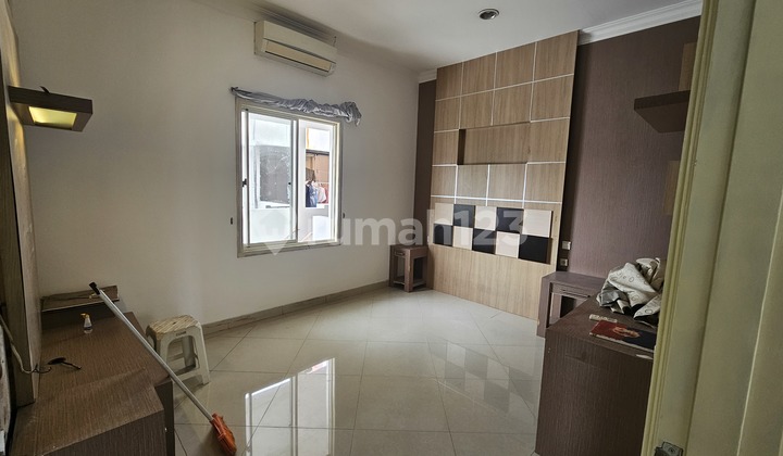 Rumah Hoek, Depan Kolam Renang