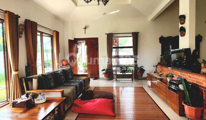 Rumah Cantik Bergaya Villa SHM Semi Furnished di Serpong Tangerang