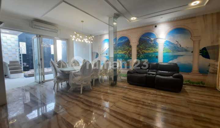 Jual Cepat Rumah dengan Furniture Cantik Lokasi Strategis di Delatinos BSD Tangerang 1