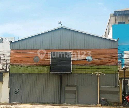 Plong Middle City Shop House by the Main Road in Central Semarang 1