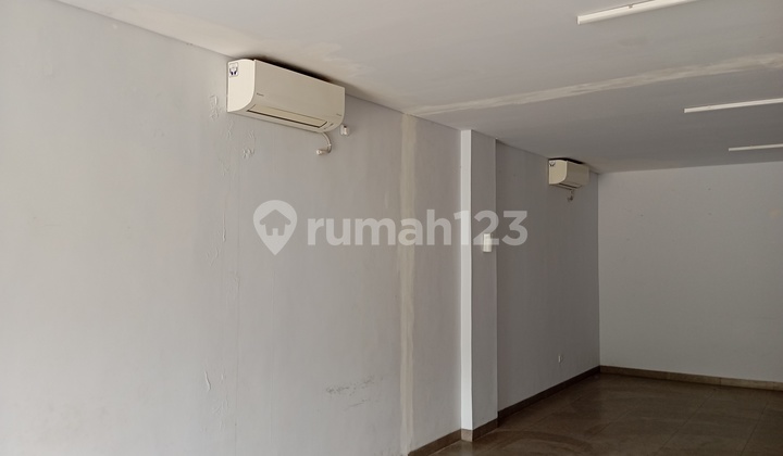 New 3-Story Shop House with Spacious Parking Ready to Occupy, Strategic Location Near Jatiasih Toll Road 2