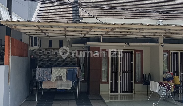 Take Over Comfortable and Strategic House in Front of the Park Near Jatiasih Toll Road