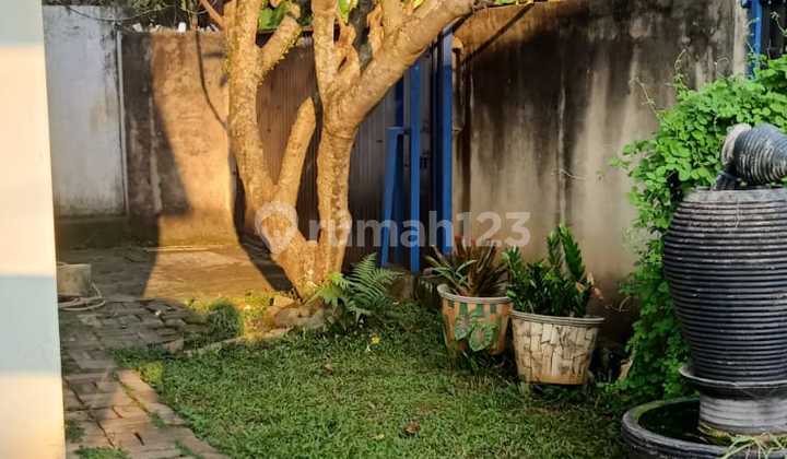 Second-Hand House with Large Land, One Step to Brigif Gandul Toll Gate, Depok Second-Hand House with Large Land, One Step to Brigif Gandul Toll Gate, Depok