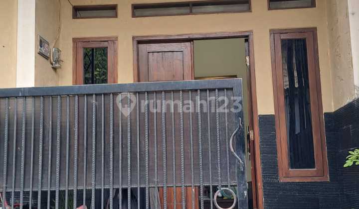 Second-Hand House for Quick Sale (Mrs.) Strategically Located in Ditanah Baru, Beji, Depok