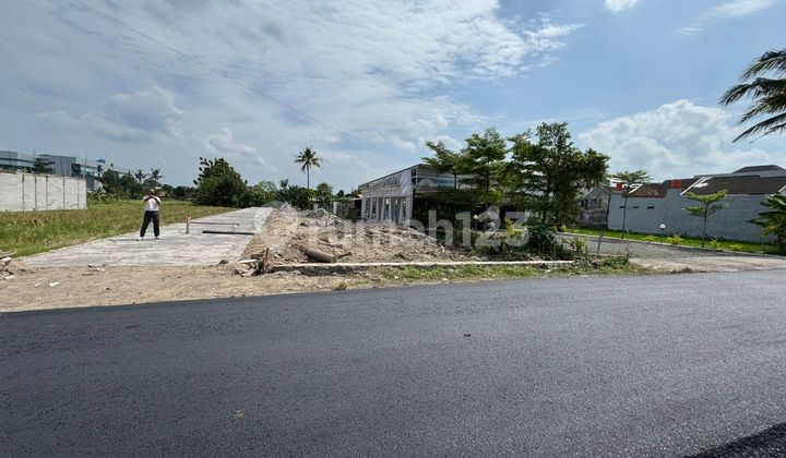 Tepi Aspal Tanah di Banyuraden Gamping Dekat Tugu Tepi Aspal Tanah di Banyuraden Gamping Dekat Tugu