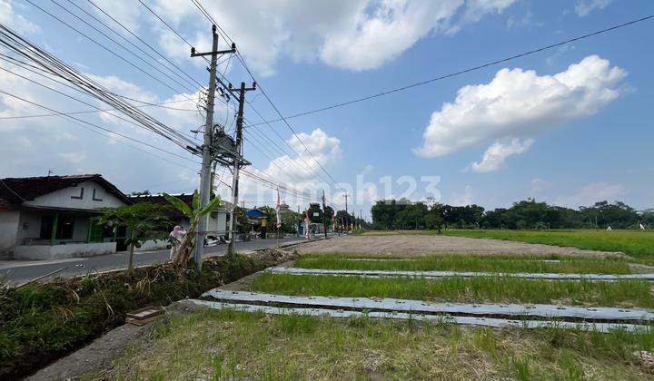 Asphalt Edge on Jl Sambiroto Kalasan Suitable for Business Ventures Asphalt Edge on Jl Sambiroto Kalasan Suitable for Business Ventures