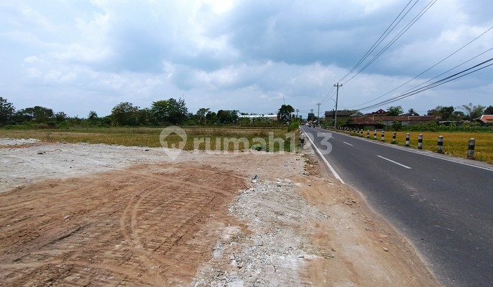 Tepi Aspal di Jl Sidokarto KM 8 Dekat Pasar Godean