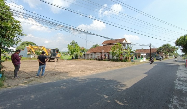 Tepi Aspal Tanah di Kalasan Jogja Dekat Bandara Adisucipto Tepi Aspal Tanah di Kalasan Jogja Dekat Bandara Adisucipto