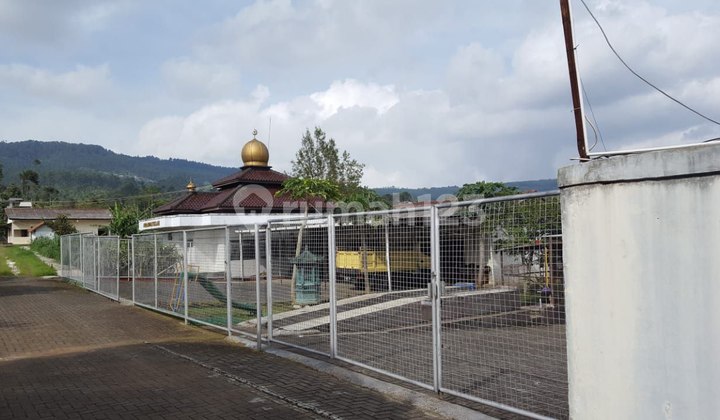 Rumah Villa Dengan Area Peternakan Sapi Di Lembang Rumah Villa Dengan Area Peternakan Sapi Di Lembang