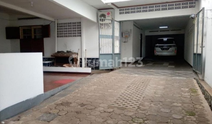 House with a Spacious and Lush Yard in the Sukajadi Area of Bandung City