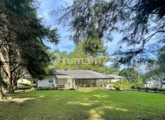 Rumah Villa dengan Taman Luas di Lembang Bandung Rumah Villa dengan Taman Luas di Lembang Bandung