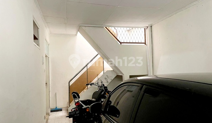 Well-Maintained Strategic House for Residence, Business, in Sayap Supratman 2