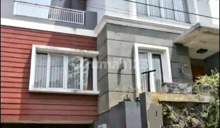 Rumah Plus Kolam Renang Terawat Furnished di Guruminda Arcamanik Rumah Plus Kolam Renang Terawat Furnished di Guruminda Arcamanik