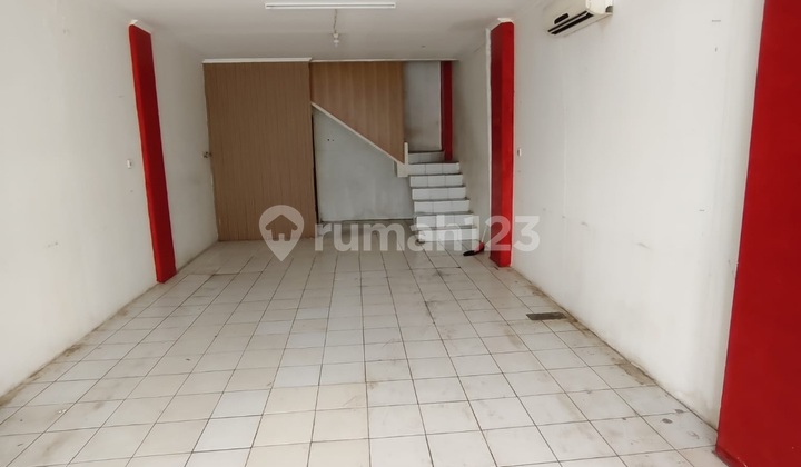 Occupy a 3-Story Shop House Ready to Live In, Located on the Roadside, Pekayon Bekasi