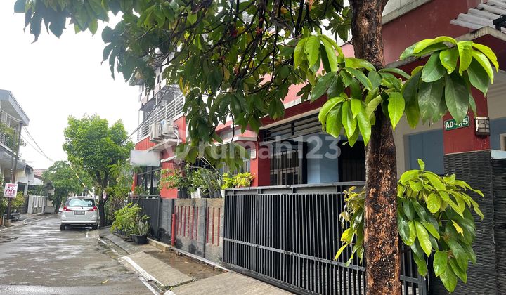 Rumah Dengan Taman Lantai 2 Di Perum Bukit Kencana