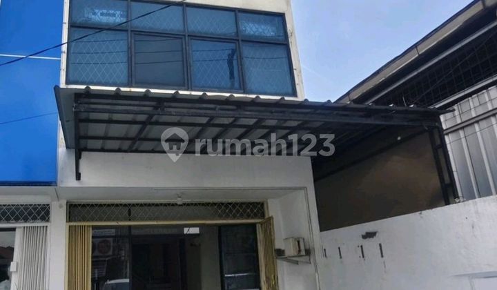 Occupy a 3-Story Shop House Ready to Live In, Located on the Roadside, Pekayon Bekasi