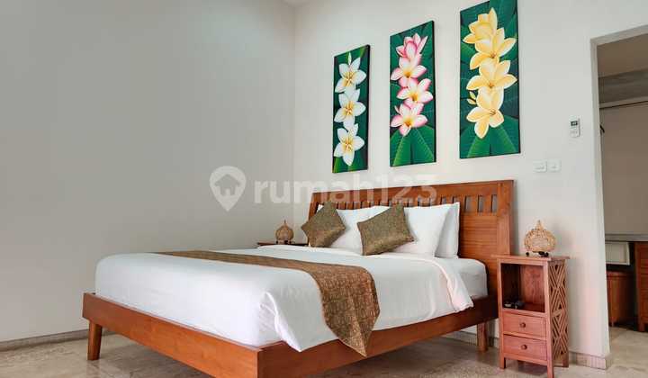 Hot Sale, 3 Bedroom Villa at Kerobokan Seminyak with Huge Land Area Suit For Long Investment, Retirement, Private Residences, and Lodgings 1