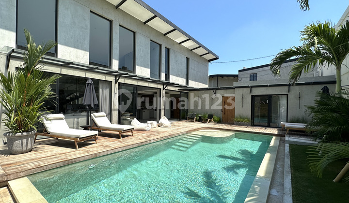 Mewah Villa Bergaya Loft 4 Kamar Tidur di Subaksari Berawa Canggu