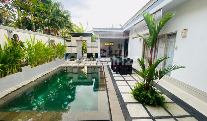 Villa Luas Tanah Besar di Umalas dengan Meja Biliar