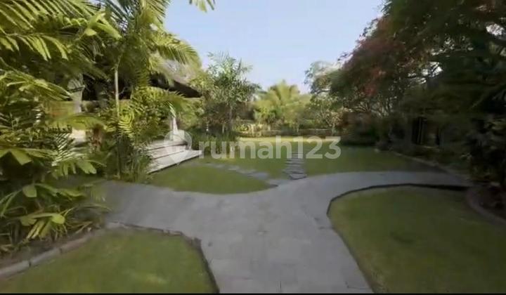 For Lease Duu Bungalow or 3Br Villa besar di Denpasar Timur Just perfect to escape. Where would you refine a better English phrasing? I can revise. Current translation: "For Lease: Fully equipped spacious 3-bedroom villa in East Denpasar, perfect place for escaping city turmoil."