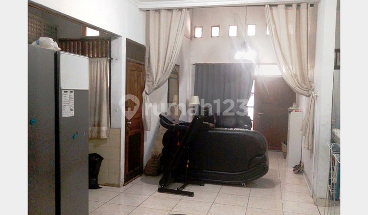 2.5-Story House with Attic and Mezzanine Room in Menteng, South Jakarta 2.5-Story House with Attic and Mezzanine Room in Menteng, South Jakarta